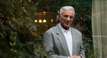 ناخن بر دیوار سیمانی